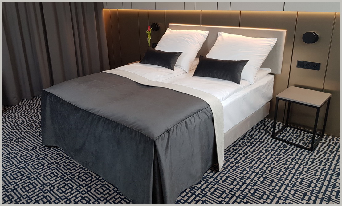 Pokój wzorcowy w hotelu.